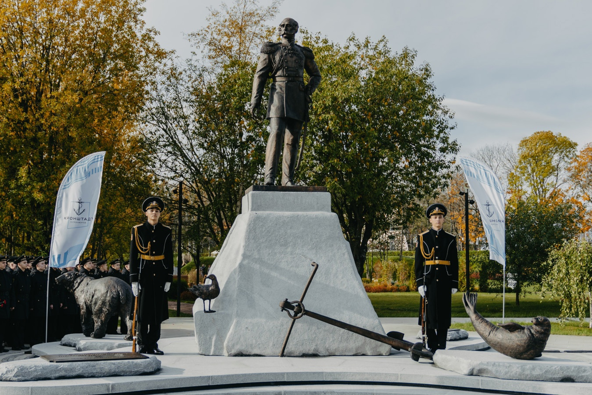 Памятник ф.Литке в Кронштадте