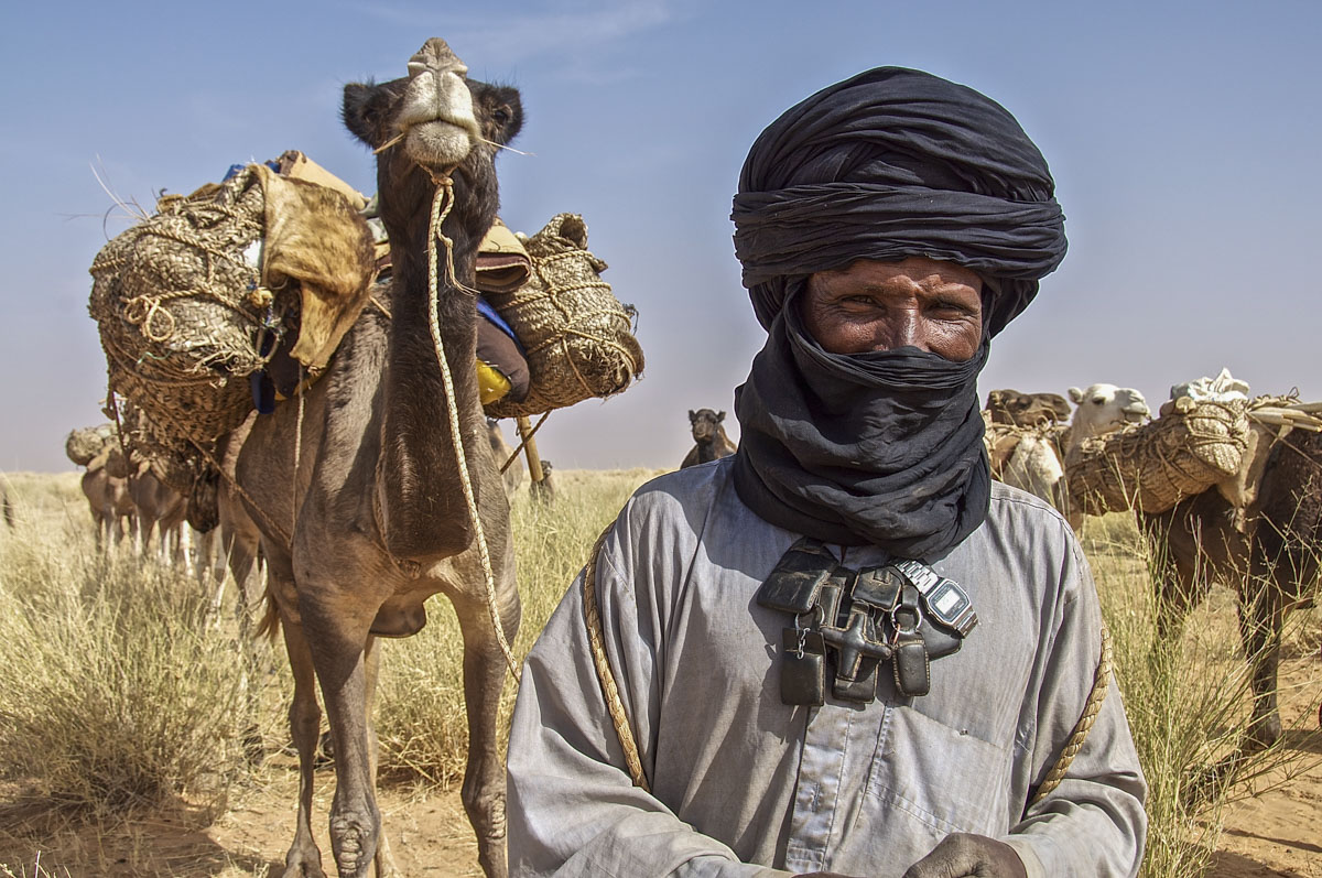 Народ живущий в пустыне. Туареги тагельмуст. Берберы и туареги. Туареги берберы пустыня. Туареги Марокко бедуины.