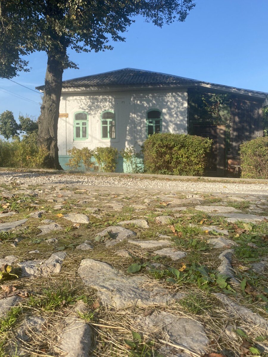 Древняя брусчатка и старый дом в Крапивне 