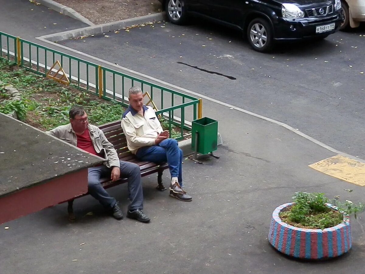Группа сентябрь женщина курит на лавочке. Бирюлево Западное алкаши. Бирюлево приколы. Бирюлево смешные картинки.