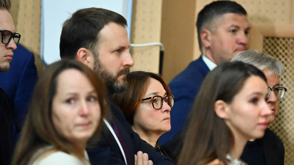    Помощник президента России Максим Орешкин (слева), председатель ЦБ Эльвира Набиуллина (в центре) и научный руководитель Института институциональных исследований ВЭШ Ярослав Кузьминов (справа) на церемонии Александр Миридонов/Коммерсантъ