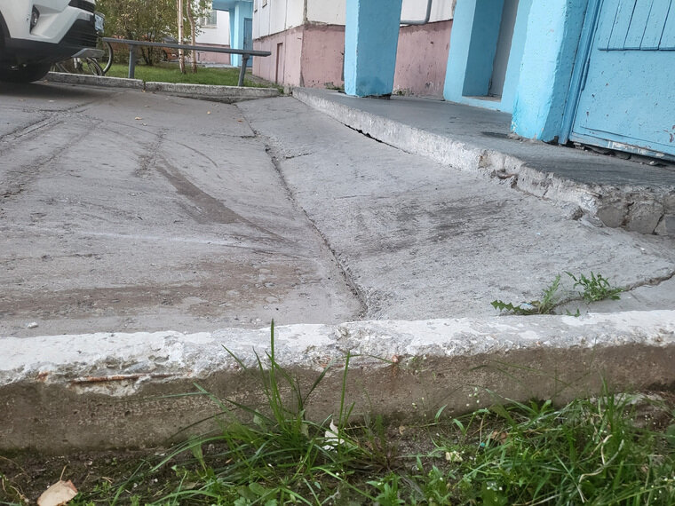    Плиты у подъезда