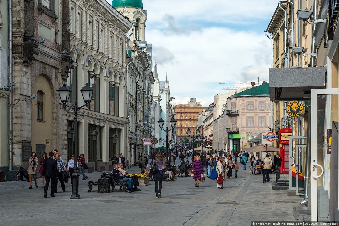 Главные московские улицы. Пешеходная улица в Москве Никольская. Старый Арбат Никольская. Пешеходные зоны Никольская улица. Пешеходные улицы Москвы в центре.