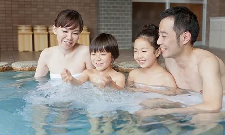 Японские мамы в ванной. Японская семья в ванной. Совместное купание в Японии. Совместное купание. Совместное купание отца и дочери в Японии.