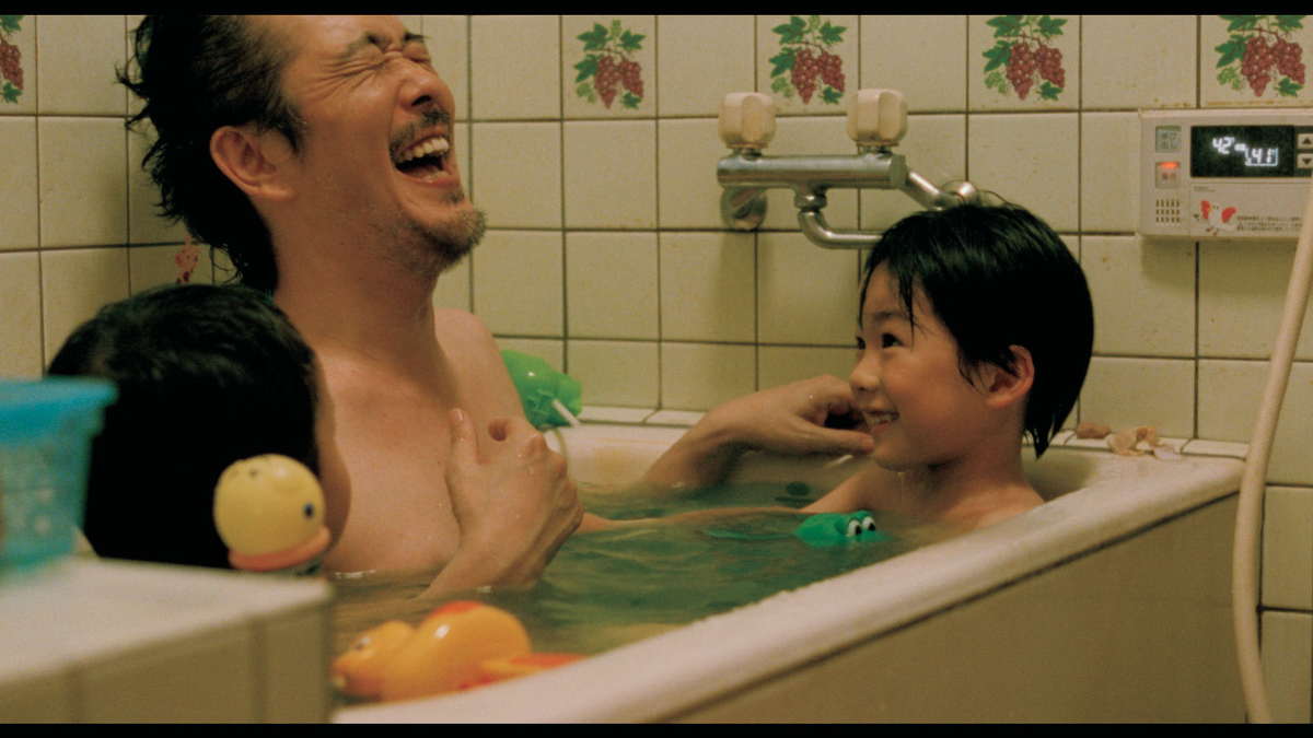 Японка купается. Японец в ванной. Японская семья в ванной. Японские ванны с дочерьми.