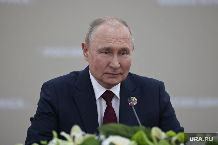    Президент РФ Владимир Путин выступил с обращением к губернаторам