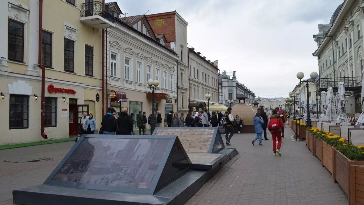     Дирекция парков и скверов Казани провела опрос, посвященный развитию улицы Баумана. В нем приняли участие 3,8 тысячи человек, большинство из которых заметили улучшения главной «пешеходки» города за последние несколько лет. Результаты опроса появились в распоряжении Inkazan.