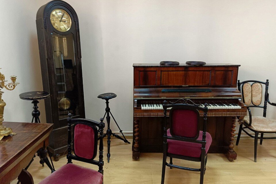    В краеведческом музее воссоздали кабинет и гостиную писателя. Фото: правительство КО