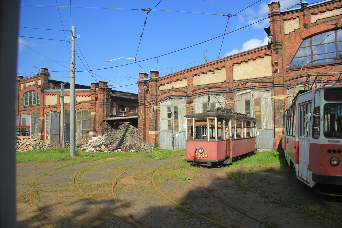 Вагон МС-2, № 2135. Участник ретро-парадов, в честь дня города и юбилея трамвая. Действующий