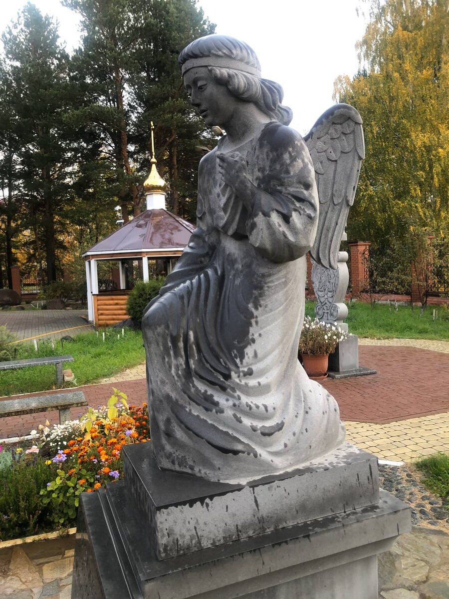 Фото автора. Двор православного Храма в Урае.