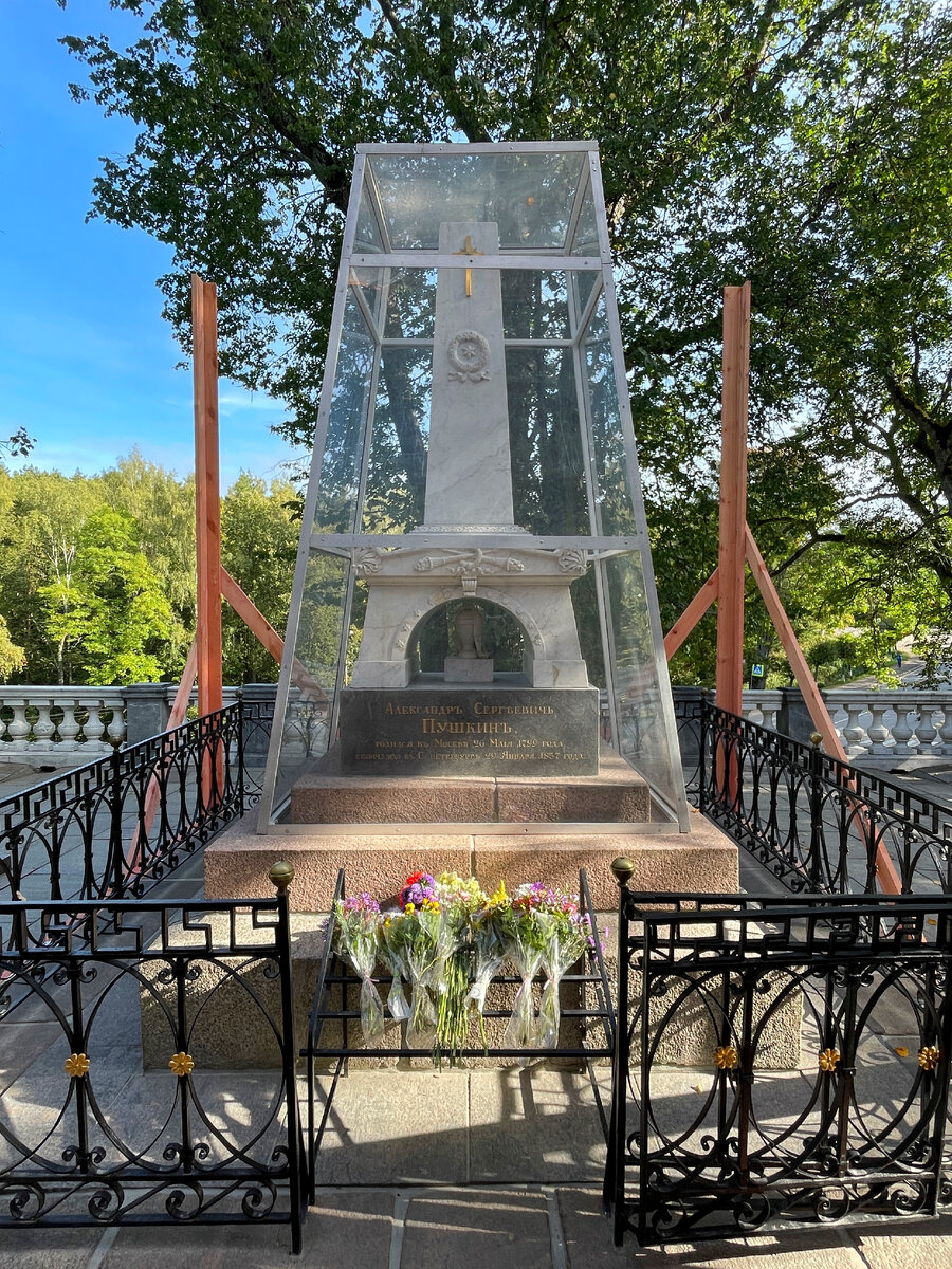 Могила Пушкина в Святогорском монастыре.