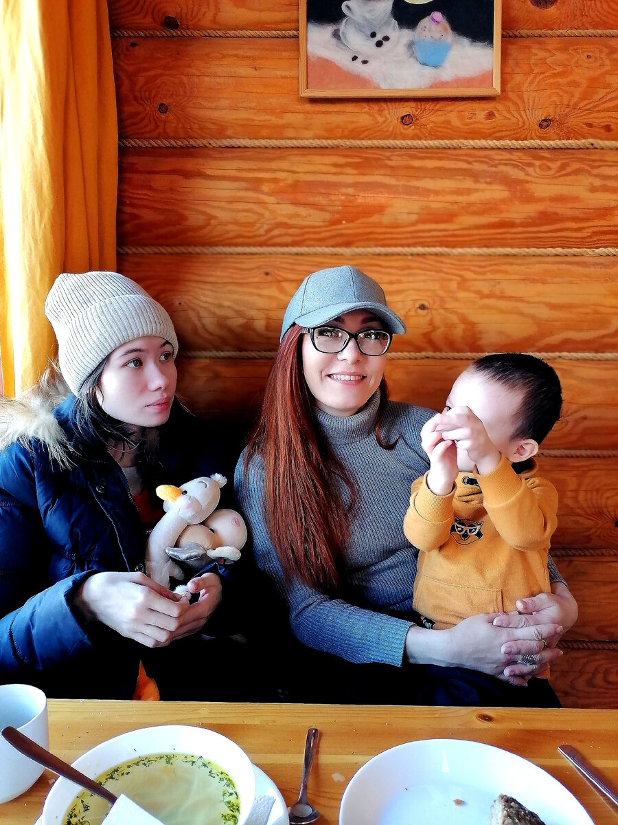 Кафе, на страусиной ферме, тепло и вкусно. Весна 2023