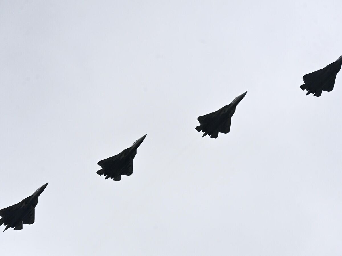    Многофункциональные истребители пятого поколения Су-57 во время воздушной части парада в честь 76-й годовщины Победы в Великой Отечественной войне в Москве© РИА Новости / Евгений Одиноков
