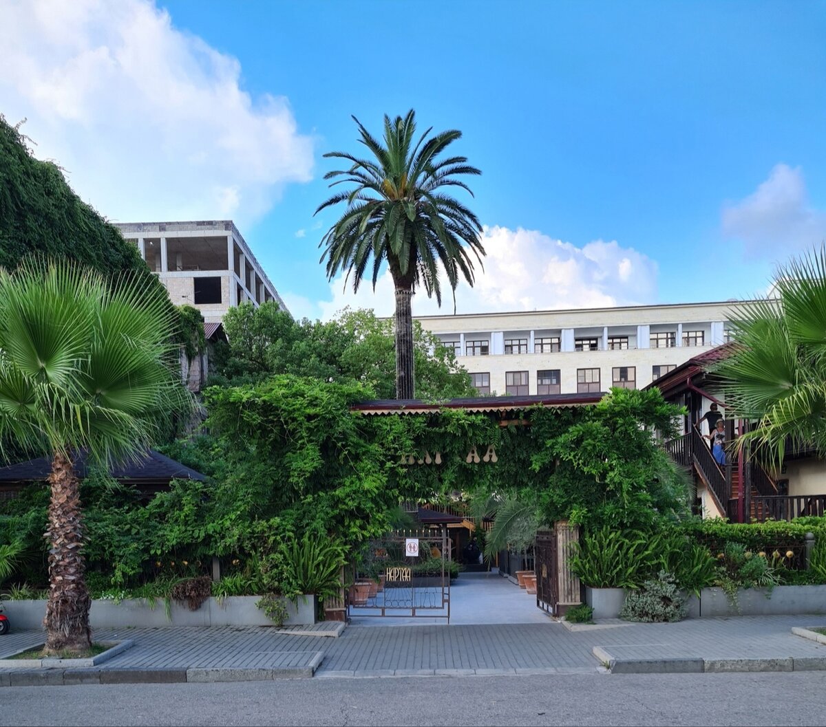 Ресторан Наарта в городе Сухум. Место, где можно вкусно покушать. Так выглядит вход.