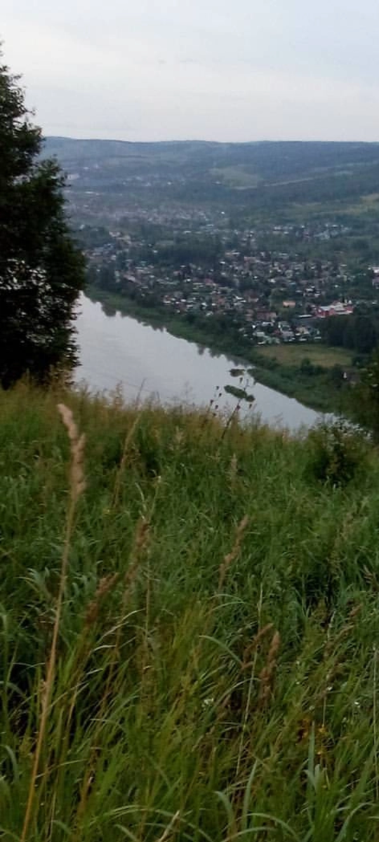 Фото автора. Вид с горы на наш городок Осинники и реку Кондома. 