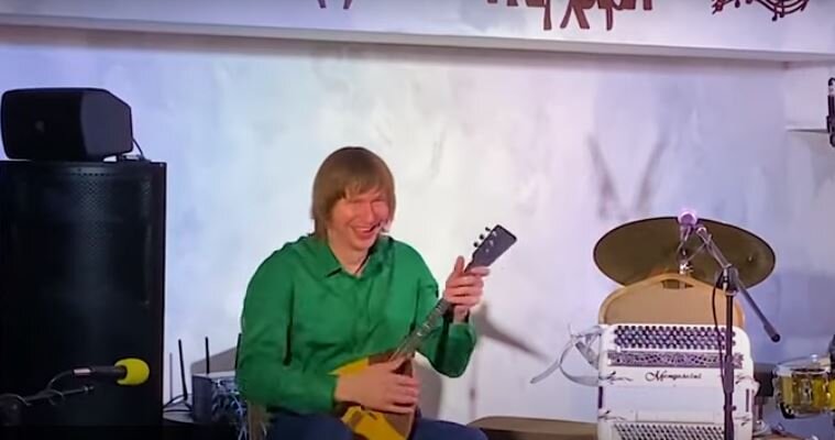 "Полет шмеля" в исполнении балалаечника-виртуоза.Видео по ссылке выше
