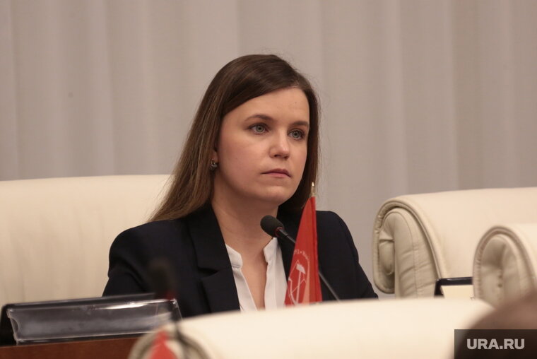    В заксобрании копится негатив к комсомольской риторике и популистским предложениям Анны Барановой