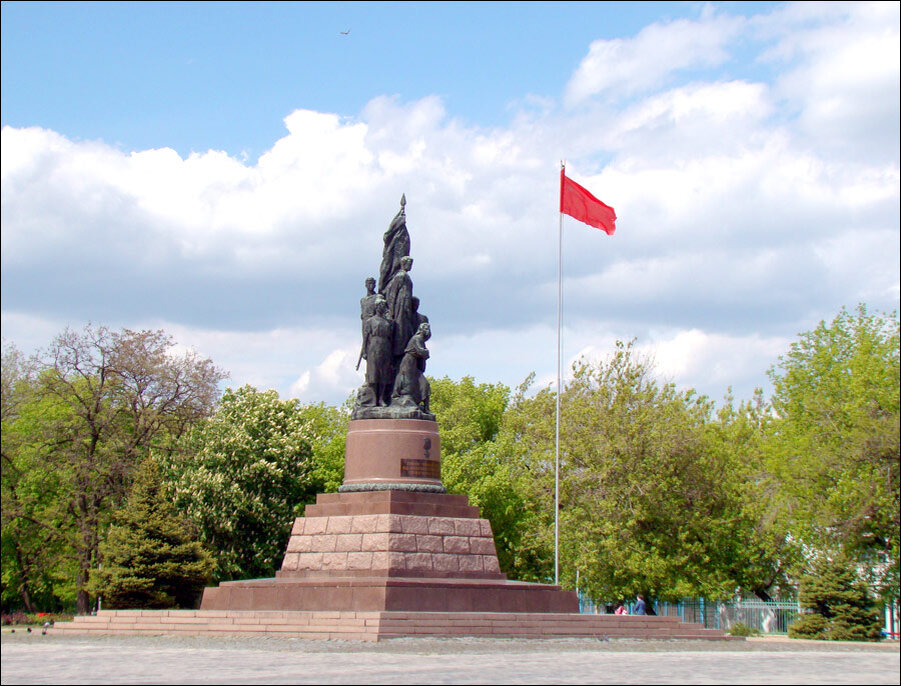 Краснодон. Город Краснодон Луганская область. Город Краснодон памятник молодогвардейцам. Город Краснодон молодая гвардия. Краснодон площадь молодой гвардии.