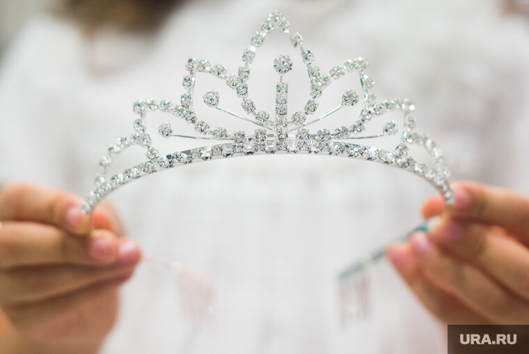    Девушка не изнуряет себя диетами и тренировками