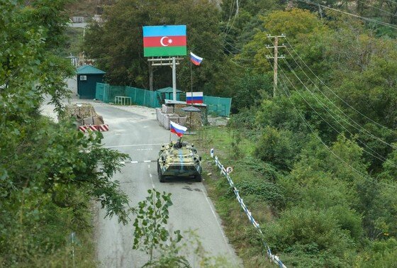    Бронетранспортер БТР-82А российских миротворческих сил у блок-поста в Нагорном Карабахе