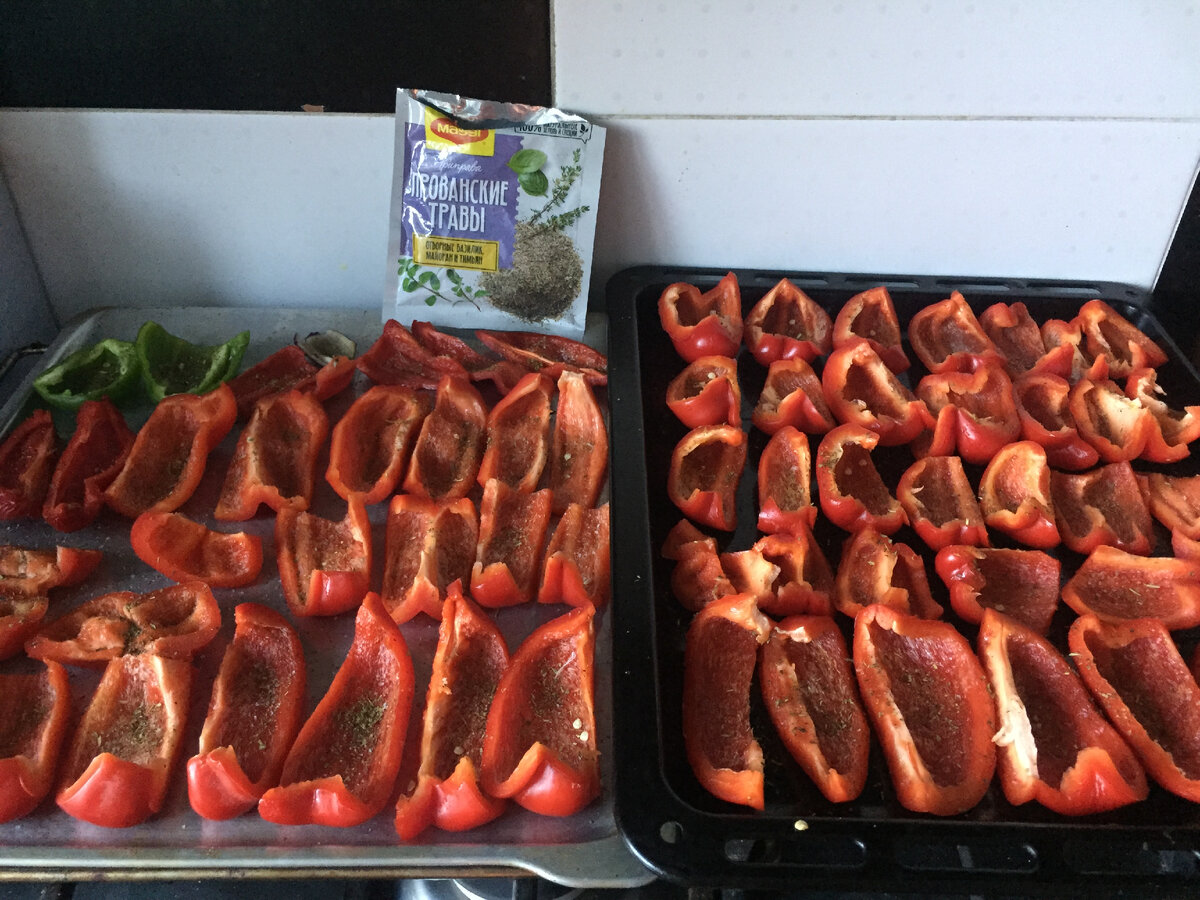 Перцы посолены, посахарены и присыпаны травами