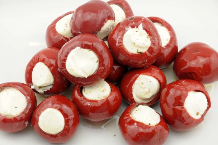 Вот такие мини-перчики, фаршированные мягким сыром продаются готовые в магазине