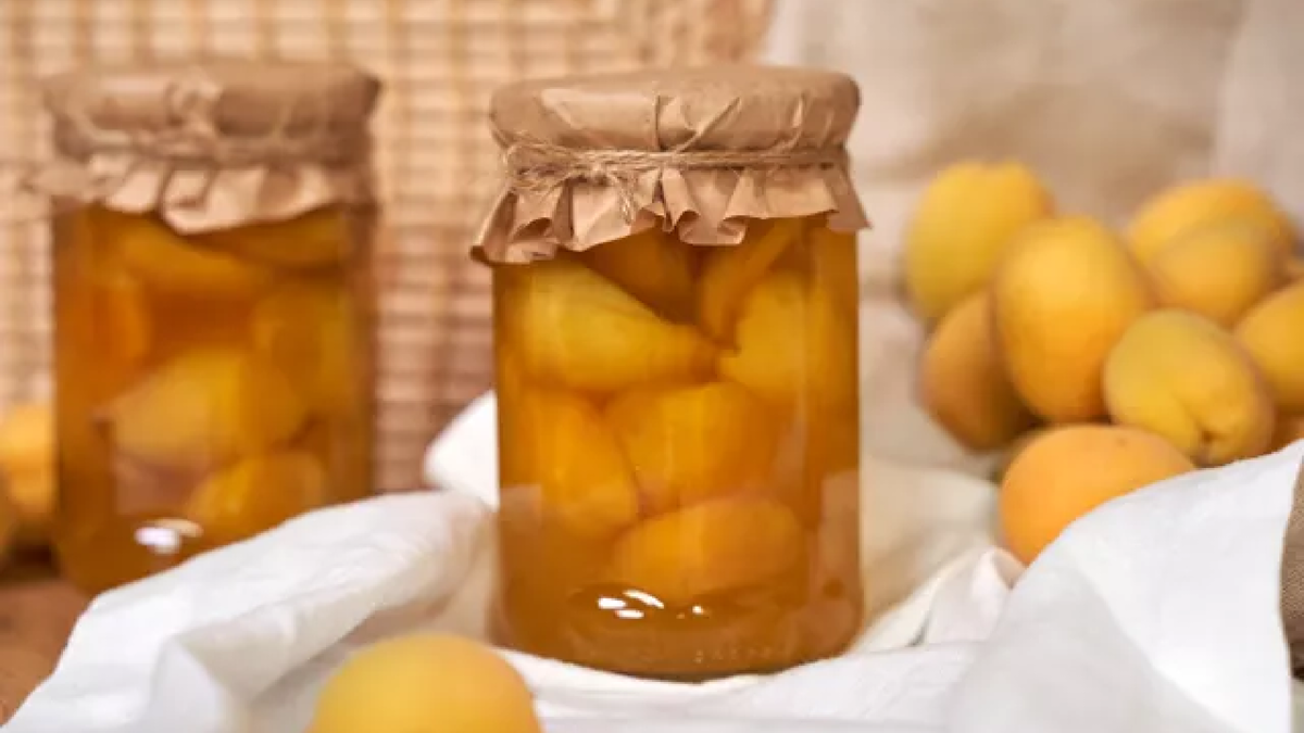 Варенье из абрикос дольками янтарное в сиропе. Apricot in Syrup.