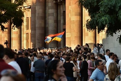    Полицейские и участники протестов в связи с обострением ситуации в Нагорном Карабахе на площади Республики в Ереване. ©Асатур Есаянц РИА Новости