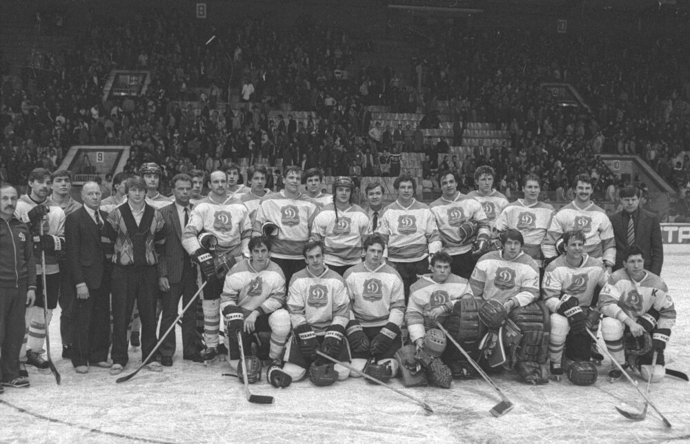  «Динамо» Рига - серебряный призер чемпионата СССР 1988 года: Верхний ряд:    Борис Лавренов (массажист), Олег Знарок, Мартиньш Грундманис, Янис Квепс (доктор), Дмитрий Зиновьев, Игорь Брезгин, Николай Варянов, Альфонс Гайлитис (начальник команды), Илмар Томанис, Сергей Скосырев, Айнар Хехтс, Харийс Витолиньш, Ульвис Катлапс, Сергей Чудинов, Константин Григорьев, Владимир Владимирович Юрзинов (старший тренер), Алексей Фроликов, Владимир Шашов, Дмитрий Фролов, Александр Белявский, Андрей Матыцин, Петр Ильич Воробьев (тренер).    Нижний ряд:    Александр Керч, Евгений Семеряк, Нормунд Сейейс, Артур Ирбе, Виталий Самойлов, Владимир Дурдин, Владимир Лубкин.