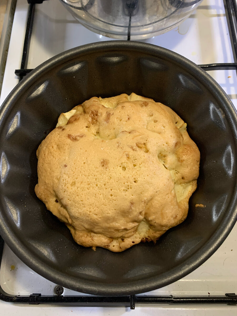 В следующий раз лучше разровняю тесто. с одной стороны получилась горка, с другой теста не хватило