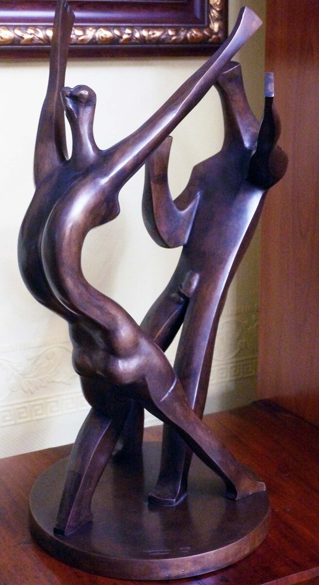 Антонов Андрей "Дискотека"                                                                             
высота 44 см (30х21) скульптура бронза  первая отливка  Антонов Андрей "Лежащая"                