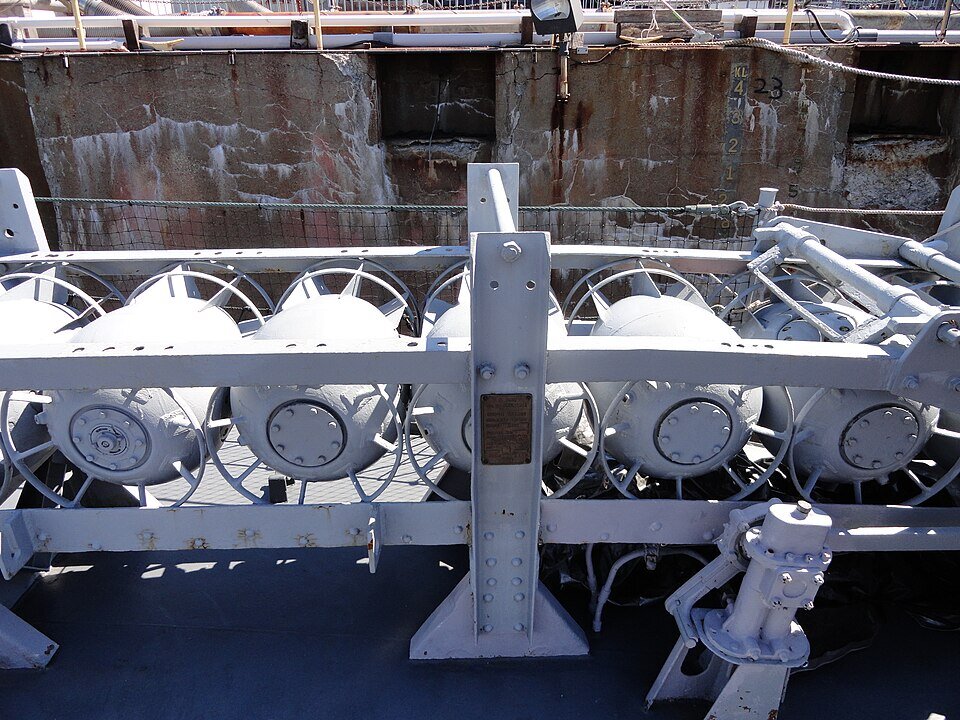 Каплевидные глубинные бомбы Mk IX на палубе эсминца USS Cassin Young 