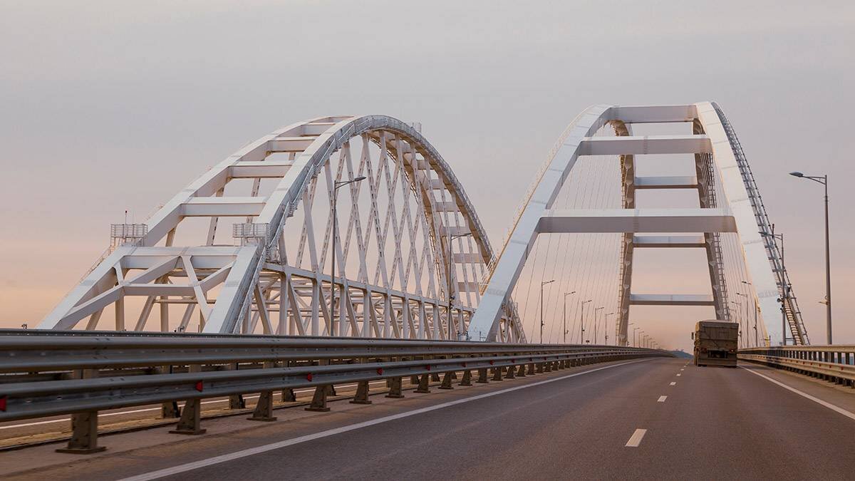 Проезд крымского моста последние новости. Вантовый мост Крымский. Арка Крымского моста. Крымский мост 17 июля 2023. Пробки на Крымском мосту 2023.