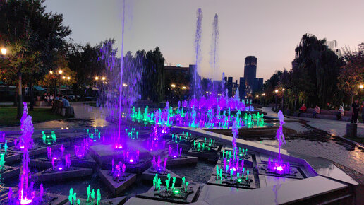 Цветные фонтаны Еревана: танец, фейерверк и пламя