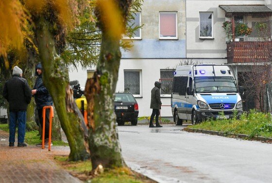    Польша. Люблинское воеводство. Полиция и сотрудники спецслужб проводят оперативные действия у деревни Пшеводув, где в результате взрыва ракеты погибли два человека, 16.11.2022