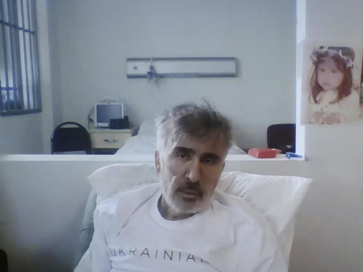    Михаил Саакашвили на экране во время судебного заседания в Тбилиси© AP Photo / Irakli Gedenidze