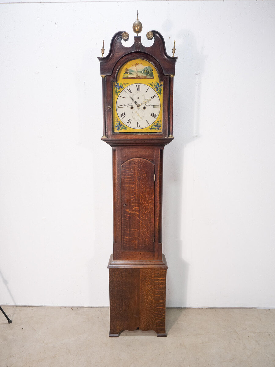 Антикварные напольные часы с живописными вставками на циферблате 1810-х гг.