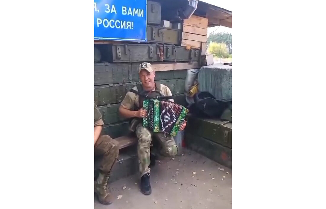 ИДЁТ СПЛОЧЕНИЕ ПРОМЫШЛЕННОСТИ И АРМИИ. ЕЩЁ – АРМИИ И НАРОДА. ФОТО: СКРИНШОТ ВИДЕО ТЕЛЕГРАМ-КАНАЛА "ЦАРЬГРАД ТВ"