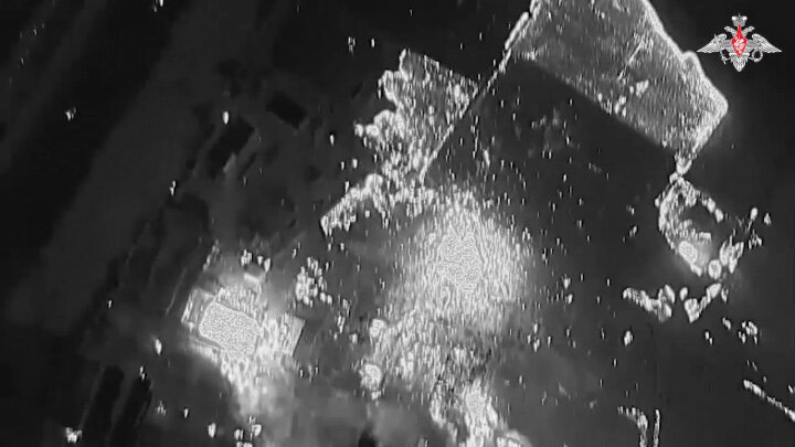 УНИЧТОЖЕНИЕ КРЫЛАТОЙ РАКЕТОЙ СКЛАДА ВСУ В ХЕРСОНСКОЙ ОБЛАСТИ. ФОТО: СКРИНШОТ ВИДЕО ТЕЛЕГРАМ-КАНАЛА "МИНОБОРОНЫ РОССИИ"