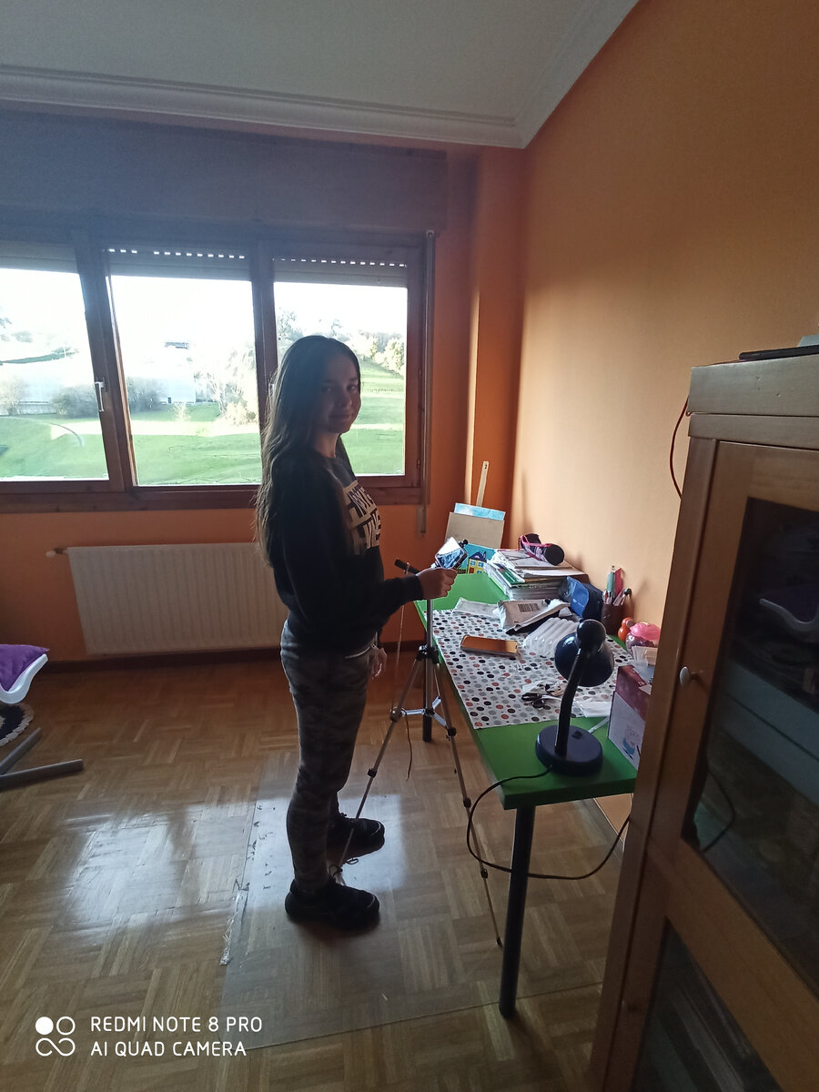 А это доказательство того, что я жила конкретно на севере Испании - через фотографию видны картонные стены без обоев, паркет, холмистая местность с коровами, тонюсенькие батареи и жалюзи, без штор. Занималась тогда снятием распаковок с алиэкспресса для канала моей тети, но мне не понравилось.