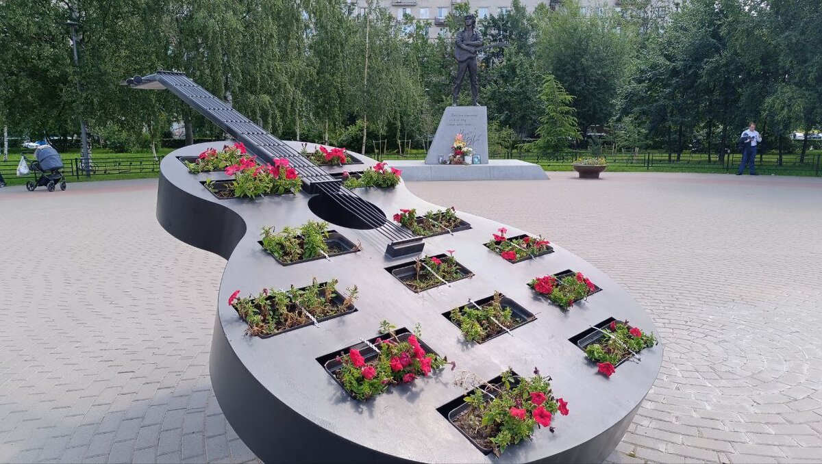 Клумба - гитара и памятник Цою. Фото автора канала Питер на все случаи жизни.