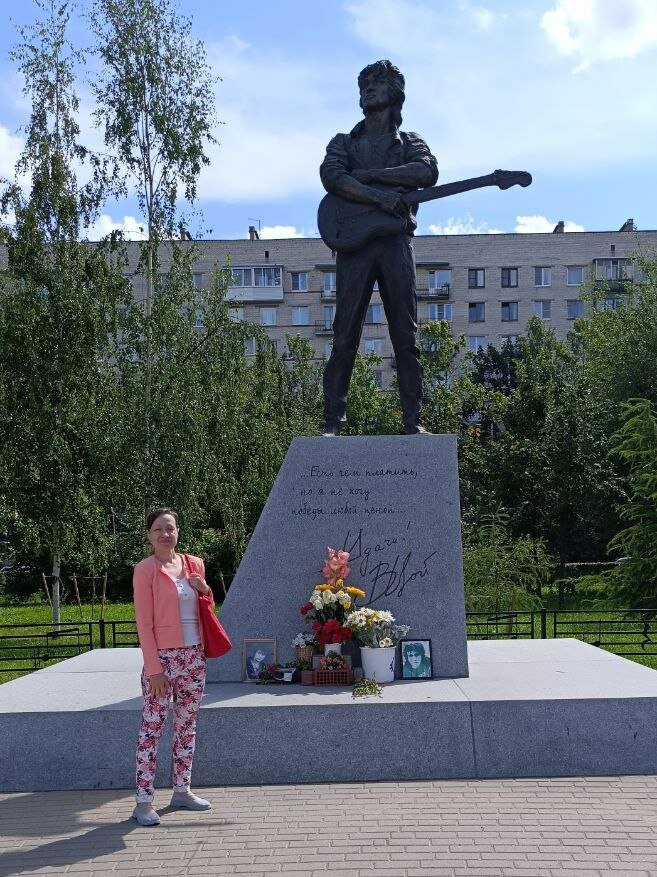 Автор канала "Питер на все случаи жизни " около памятника Виктору Цою.