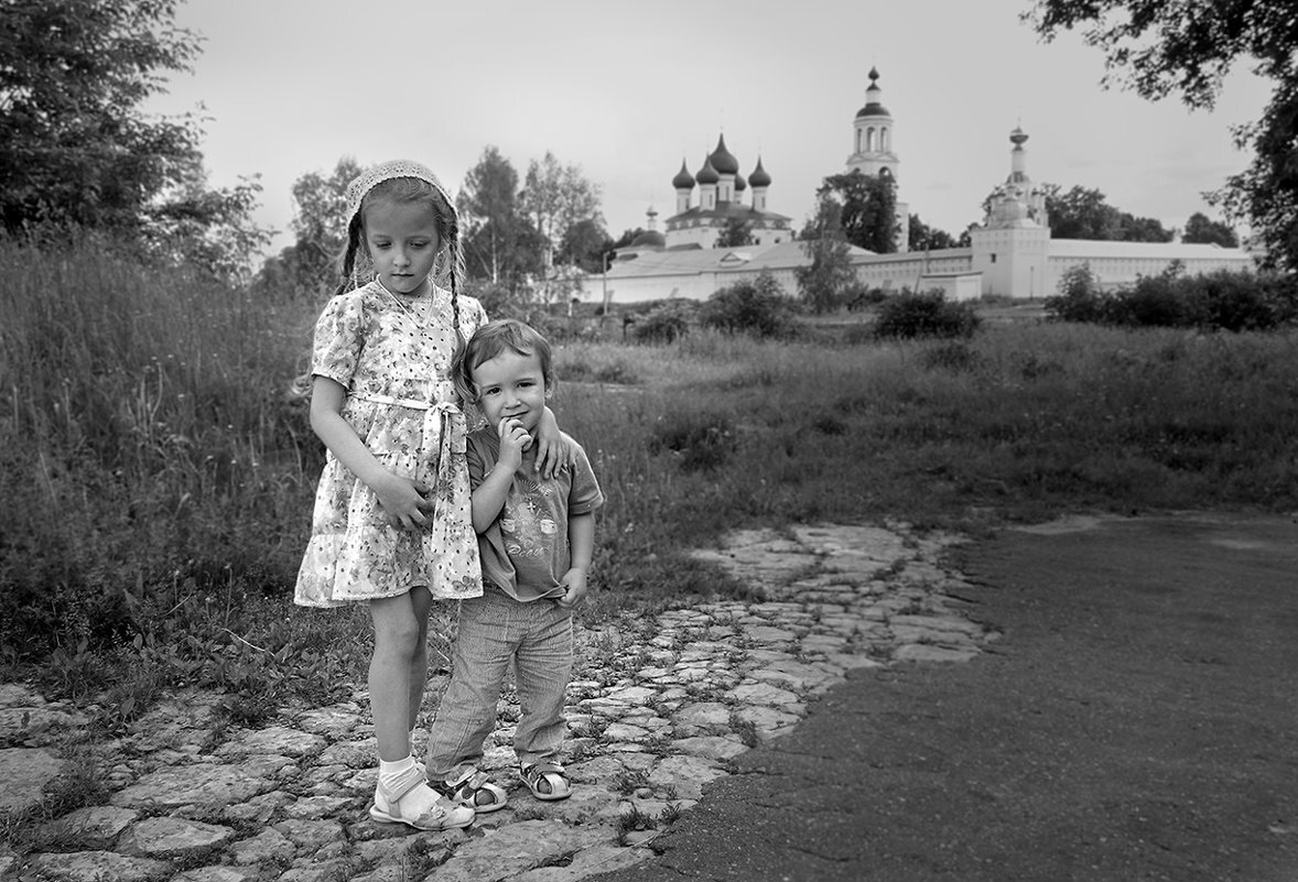 Истории с сестрой в детстве. С сестрой в деревне. Деревенская сестра. Старшая сестра в деревне. Братья и сестры Деревенские.