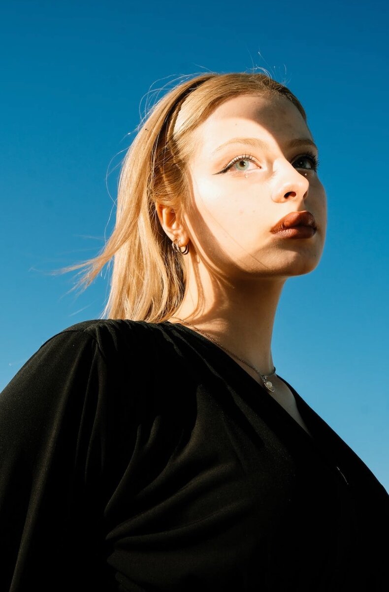 Мы ощущаем душевную боль всем телом, но чаще определяем ее по нудящей и давящей боли в груди. 
Чувство боли в душе проявляется как ощущение внутренней пустоты, тяжести, собственной неполноценности, разочарования. 