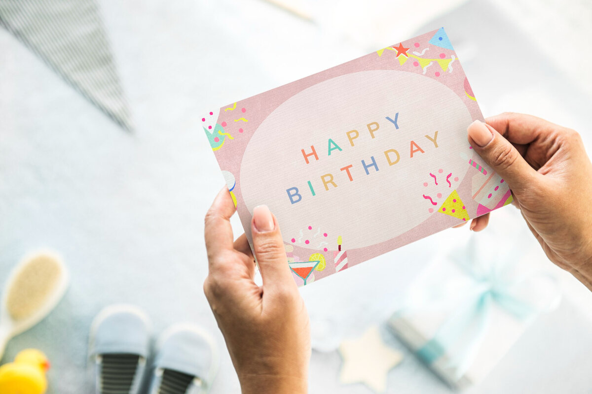     45 поздравлений с днём рождения в прозе: идеи для открыток родителям, детям, другу, коллеге