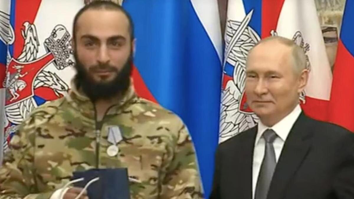 Одним из первых бойцов из ЧВК Вагнер, которого Владимир Путин 31 декабря 2022 года лично наградил и вручил медаль, был Айк Гаспарян.