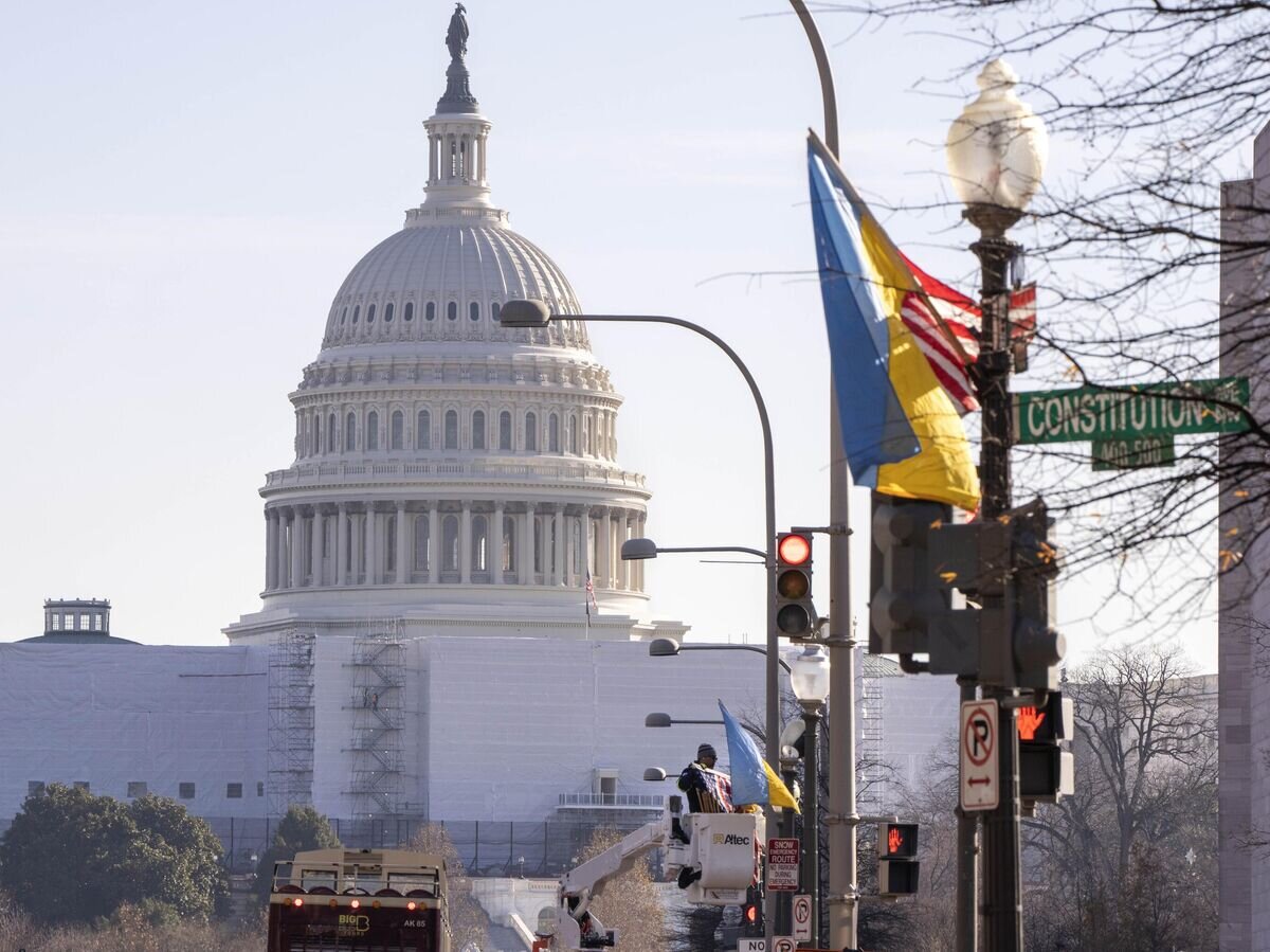    Флаги США и Украины на Пенсильвания-авеню в Вашингтоне© AP Photo / Jacquelyn Martin