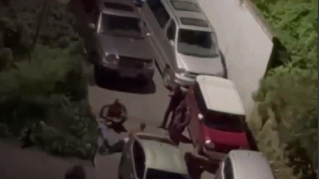     В ночь на 29 сентября в районе улицы Нейбута во Владивостоке произошло по-настоящему эпичное задержание. Неизвестно, по какой причине задержали героев видео, но прошла процедура довольно жестко.
