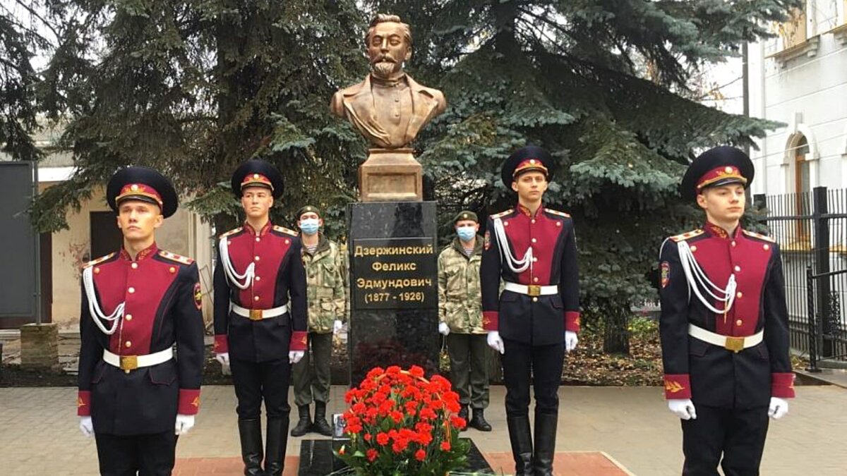 Феликс Эдмундович славился своей жестокостью к «врагам народа», «предателям», «агентам иностранного влияния». Но нигде нет ни слова о точности и достоверности обвинений всех перечисленных под предводительством Дзержинского.  