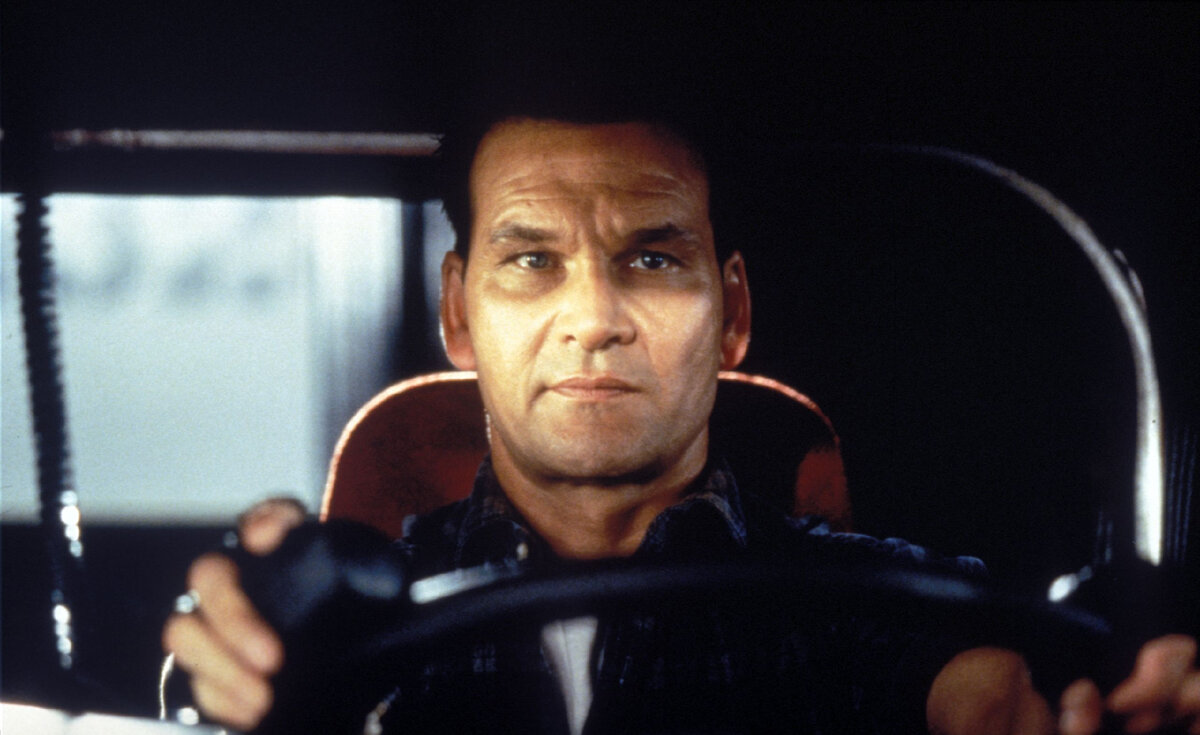 Кадр из фильма "Чёрный пёс" (1998)